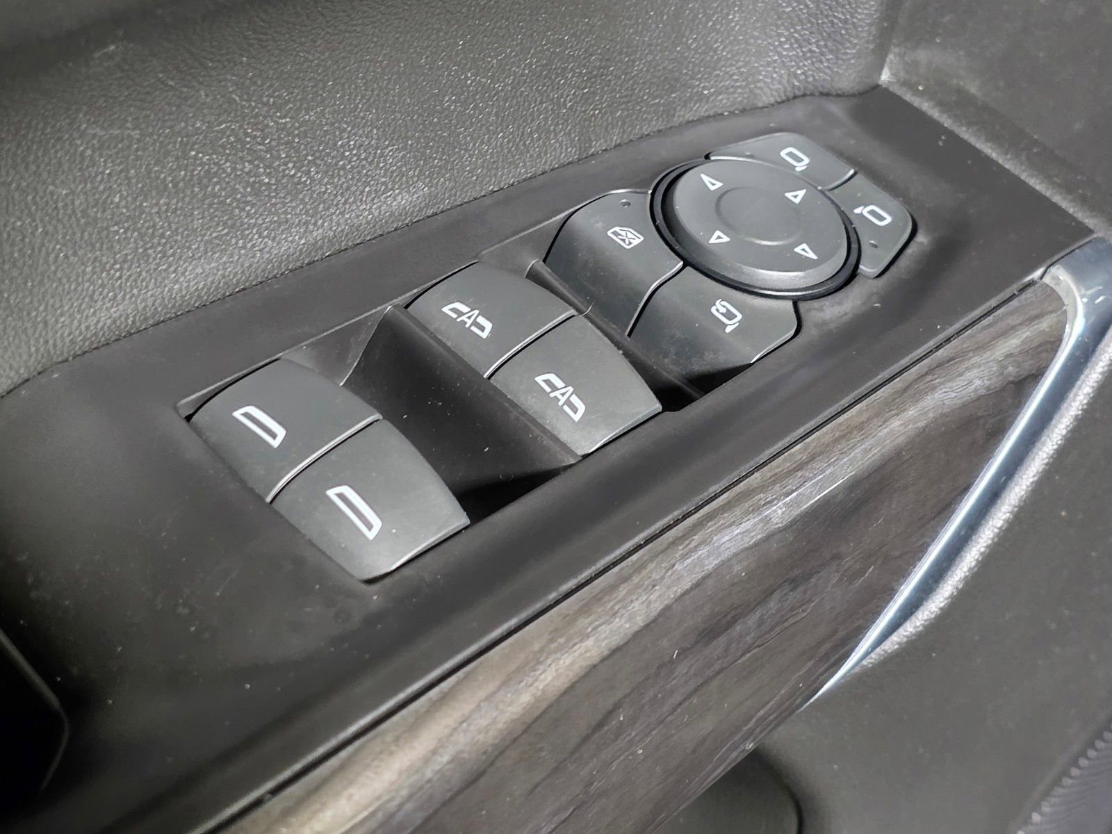 Used 2019 Chevrolet Silverado 1500 LTZ w/ LTZ Convenience Package AWD/4WD image 23