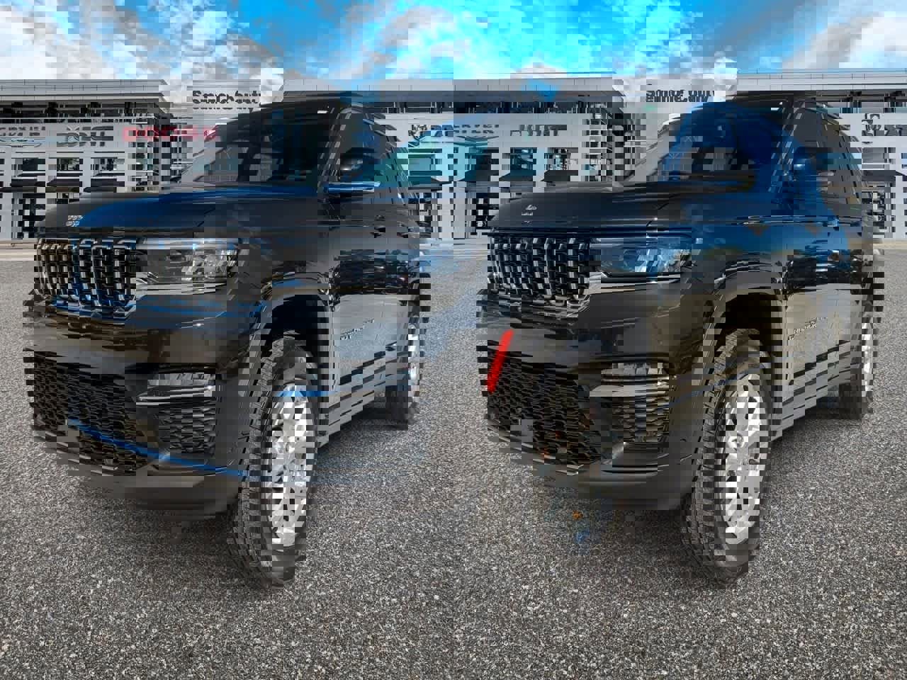 Used 2023 Jeep Grand Cherokee Limited w/ Luxury Tech Group II image 4