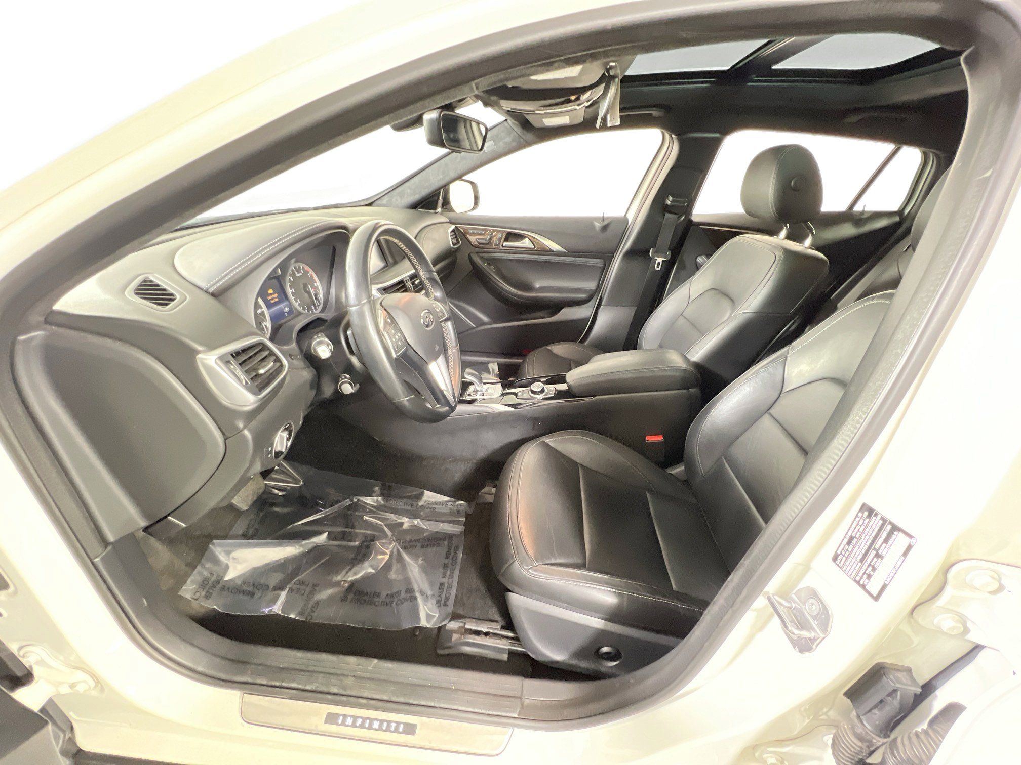 Used 2018 INFINITI QX30 AWD w/ Dark Wood Package image 21