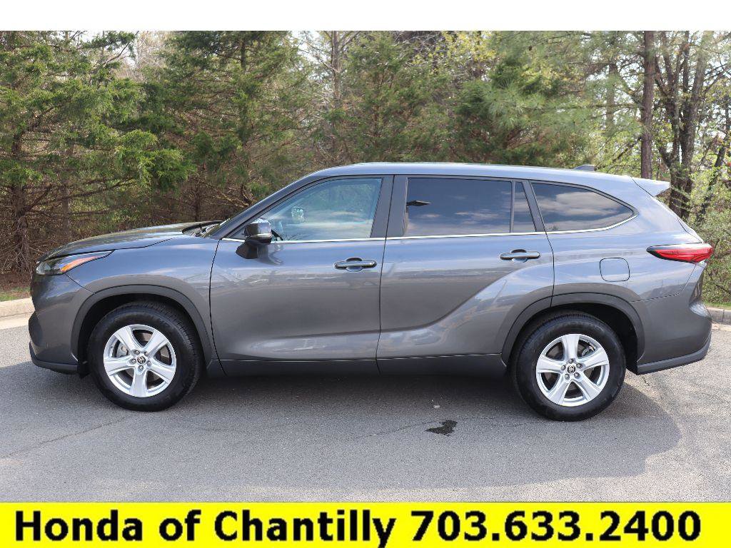 Used 2023 Toyota Highlander LE image 4