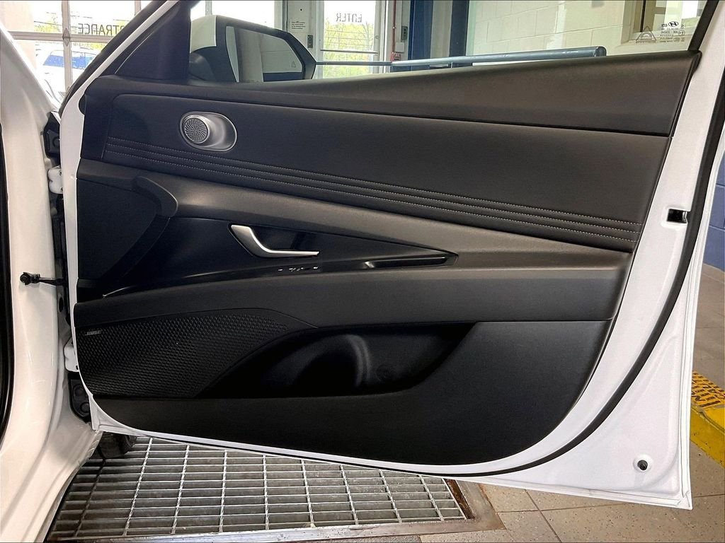 Used 2025 Hyundai Elantra Limited FWD image 12