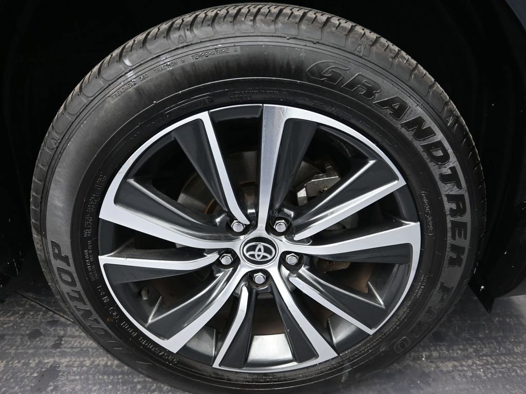 Used 2023 Toyota Venza LE image 9