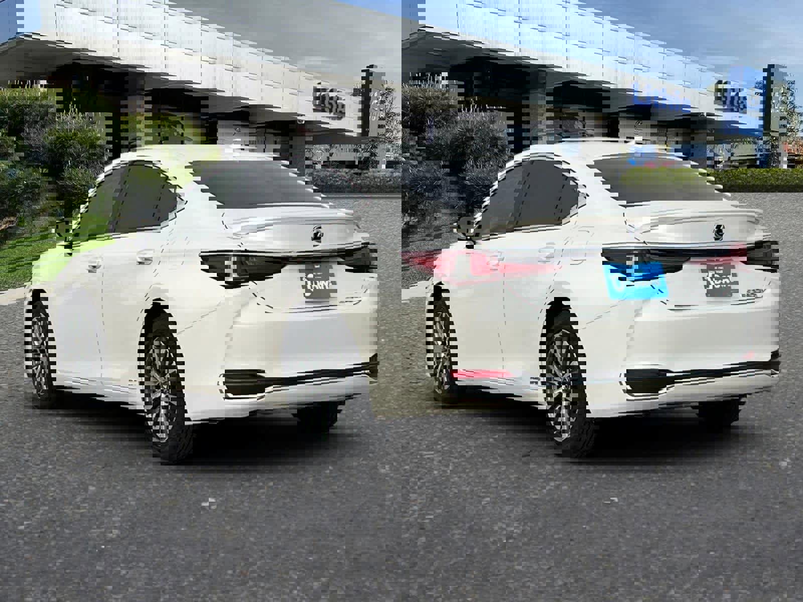 Used 2019 Lexus ES 300h w/ Accessory Package 2 image 7