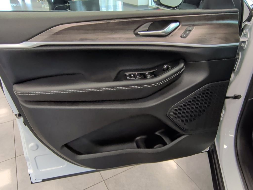 New 2025 Jeep Grand Cherokee Limited image 10