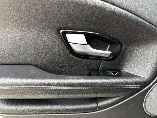 Used 2017 Land Rover Range Rover Evoque SE image 32