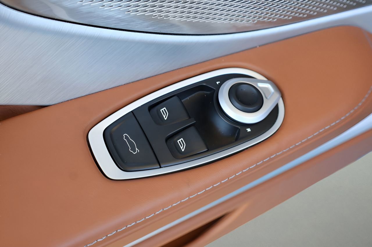 Used 2024 Aston Martin DB12 Convertible image 12