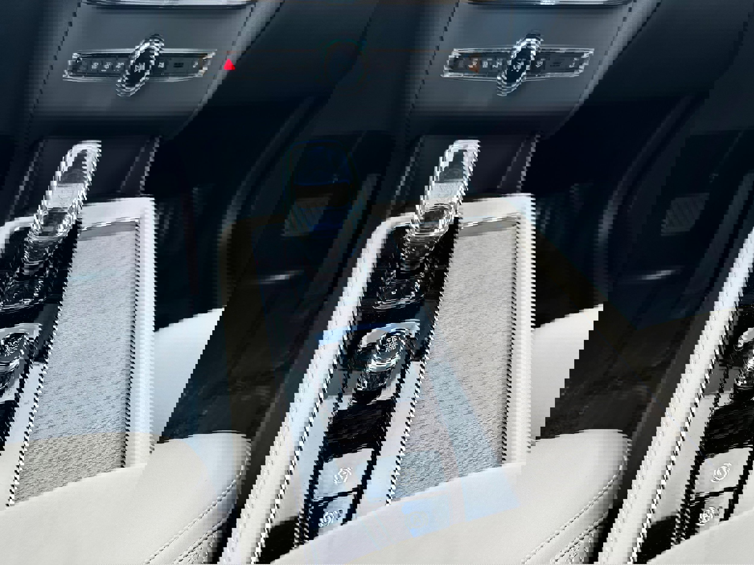 Used 2025 Volvo XC90 B6 Core w/ Climate Package image 14