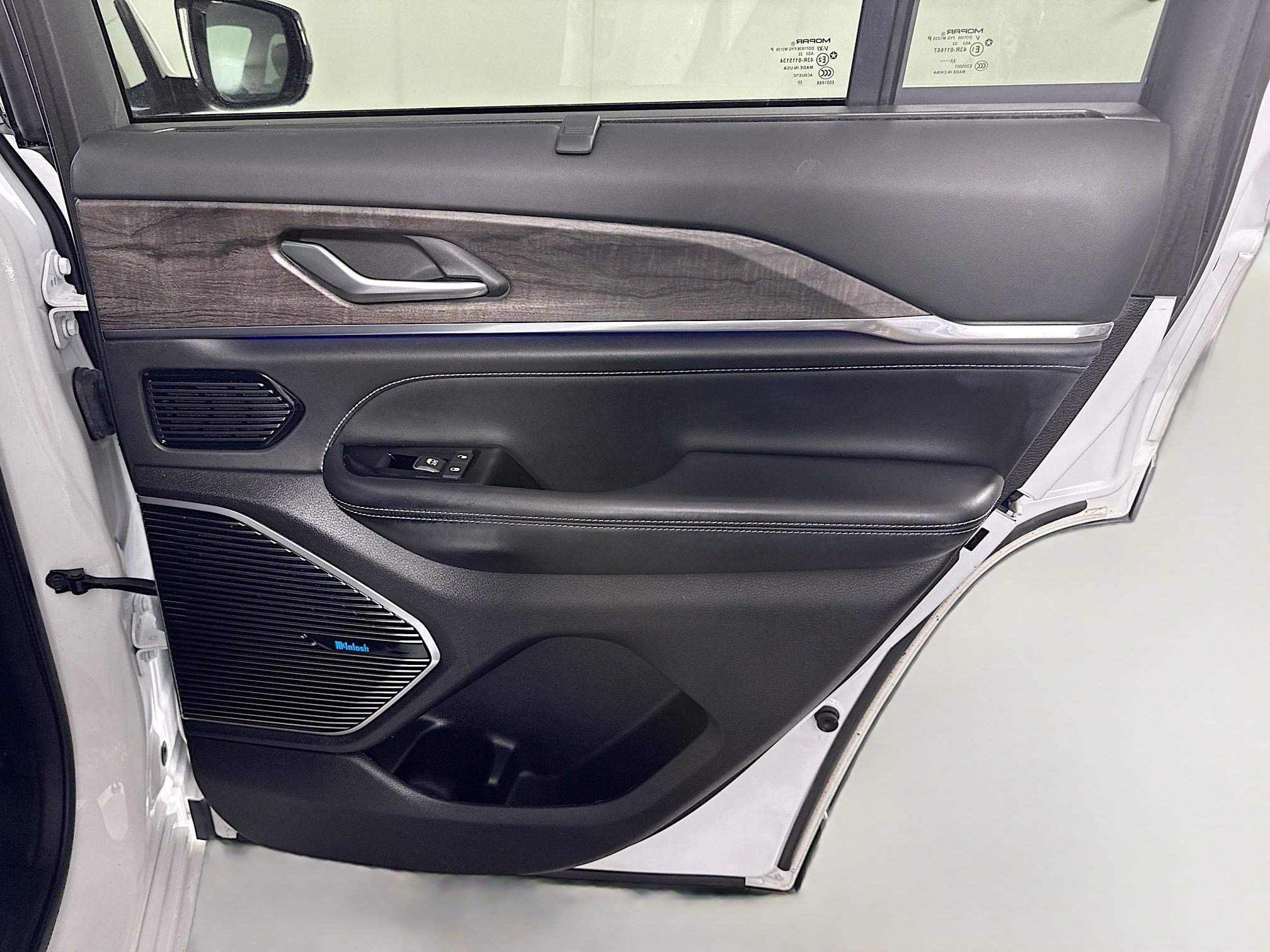 Used 2023 Jeep Grand Cherokee Overland w/ Advanced Protech Group III image 28