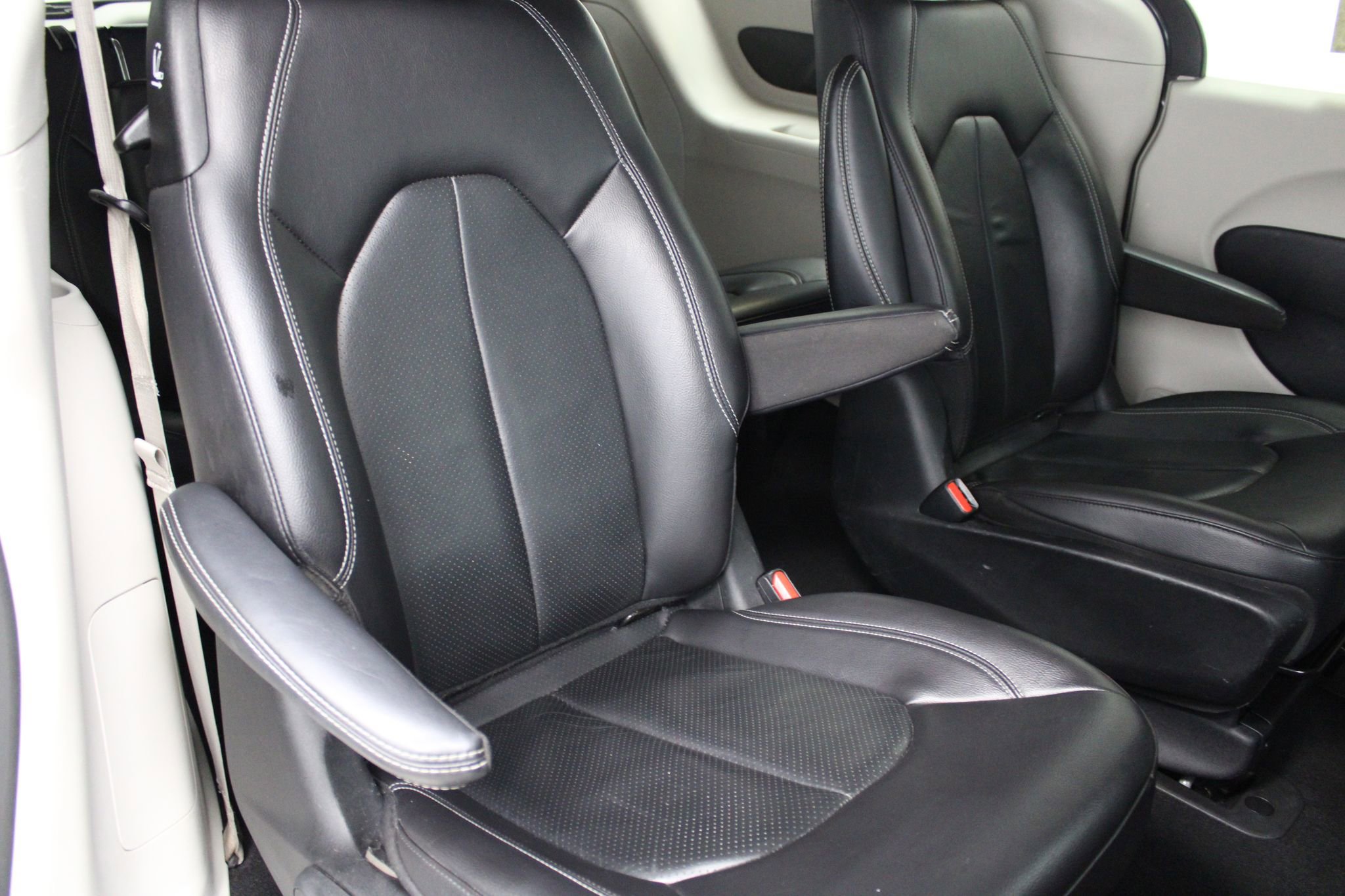 Used 2022 Chrysler Pacifica Touring-L FWD image 26