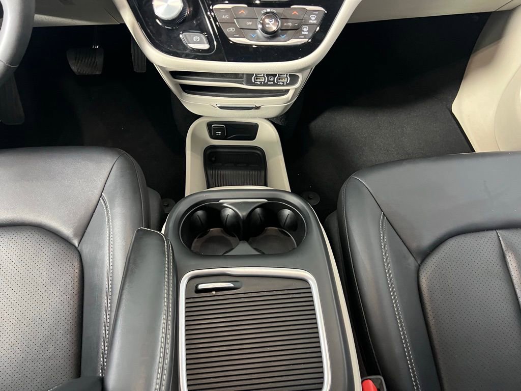 Used 2024 Chrysler Pacifica Touring-L image 19