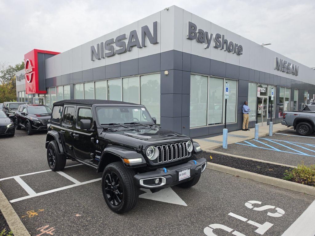 Used 2024 Jeep Wrangler Unlimited Sahara AWD/4WD image 1