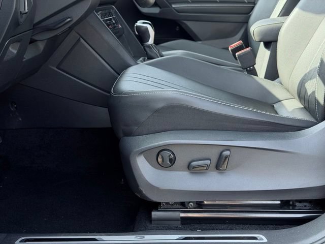 Used 2023 Volkswagen Tiguan SE R-Line AWD/4WD image 17