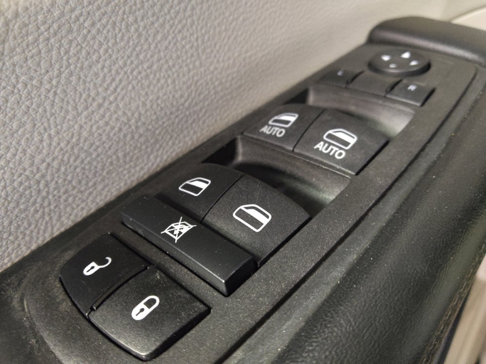 Used 2022 Chrysler Voyager LX image 27