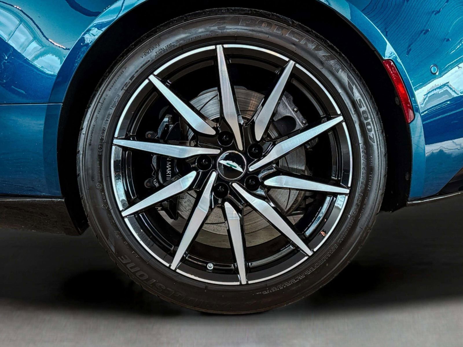 Used 2021 Aston Martin DB11 Volante image 13