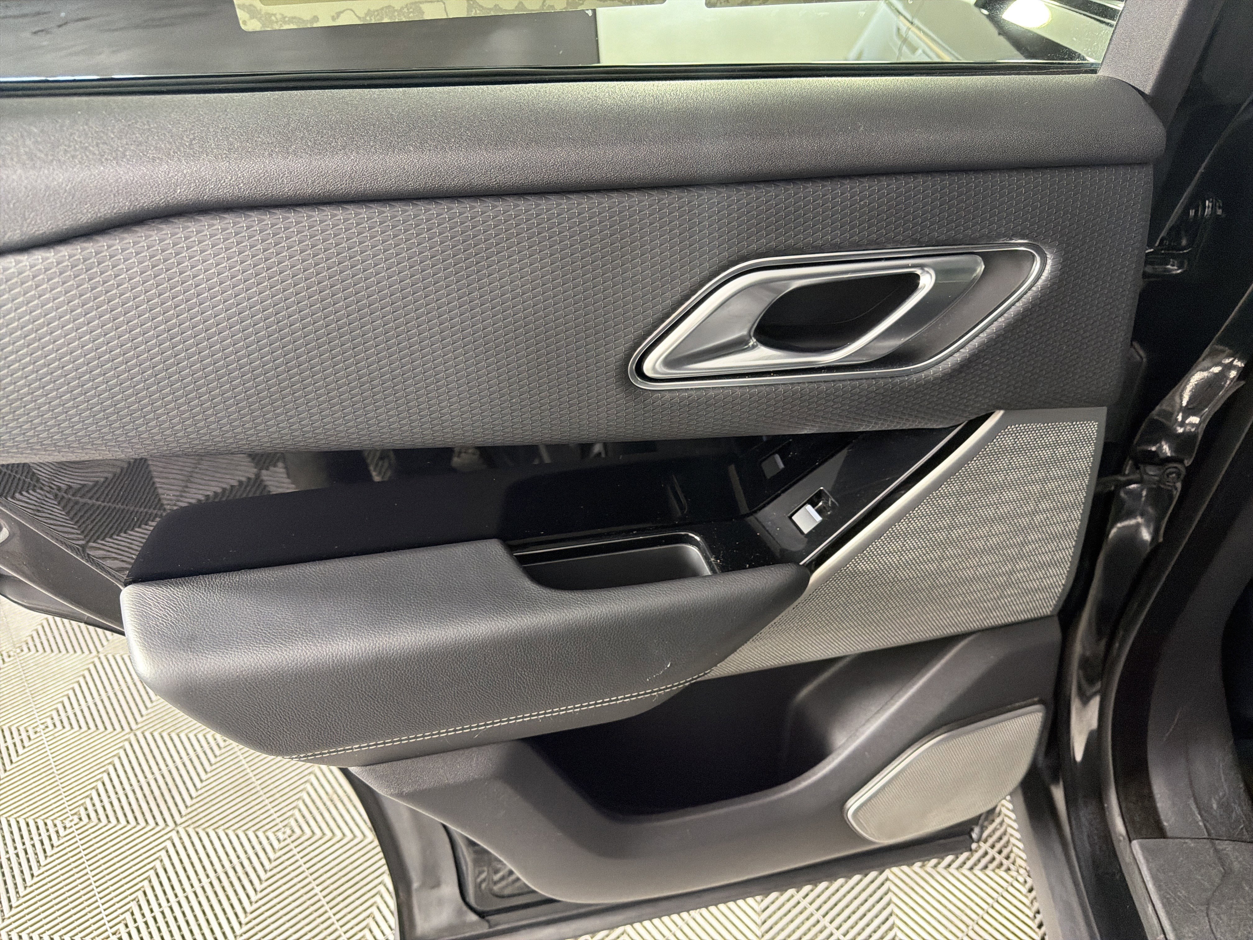 Used 2019 Land Rover Range Rover Velar R-Dynamic SE AWD/4WD image 20