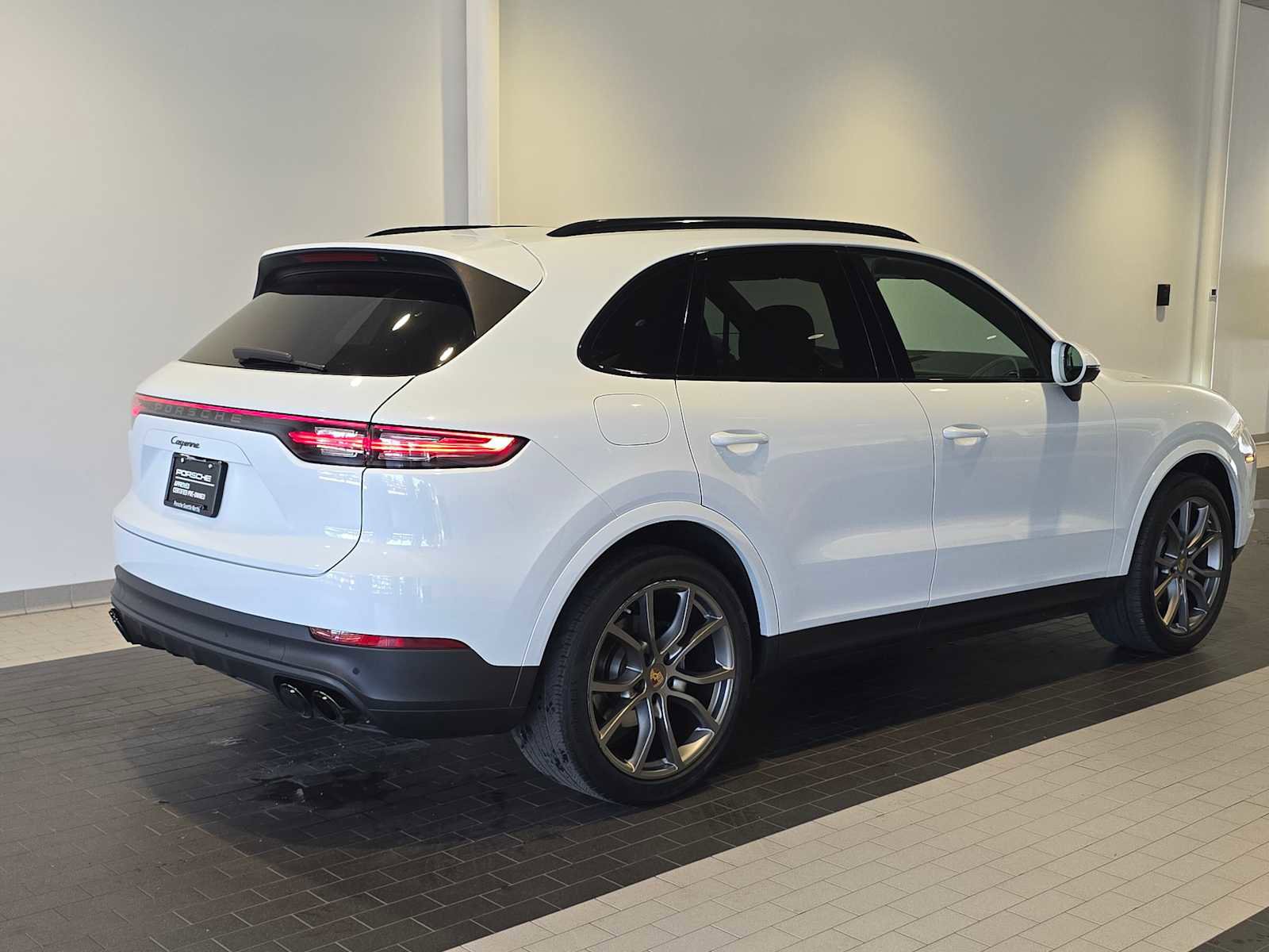 Used 2022 Porsche Cayenne Platinum Edition AWD/4WD image 7