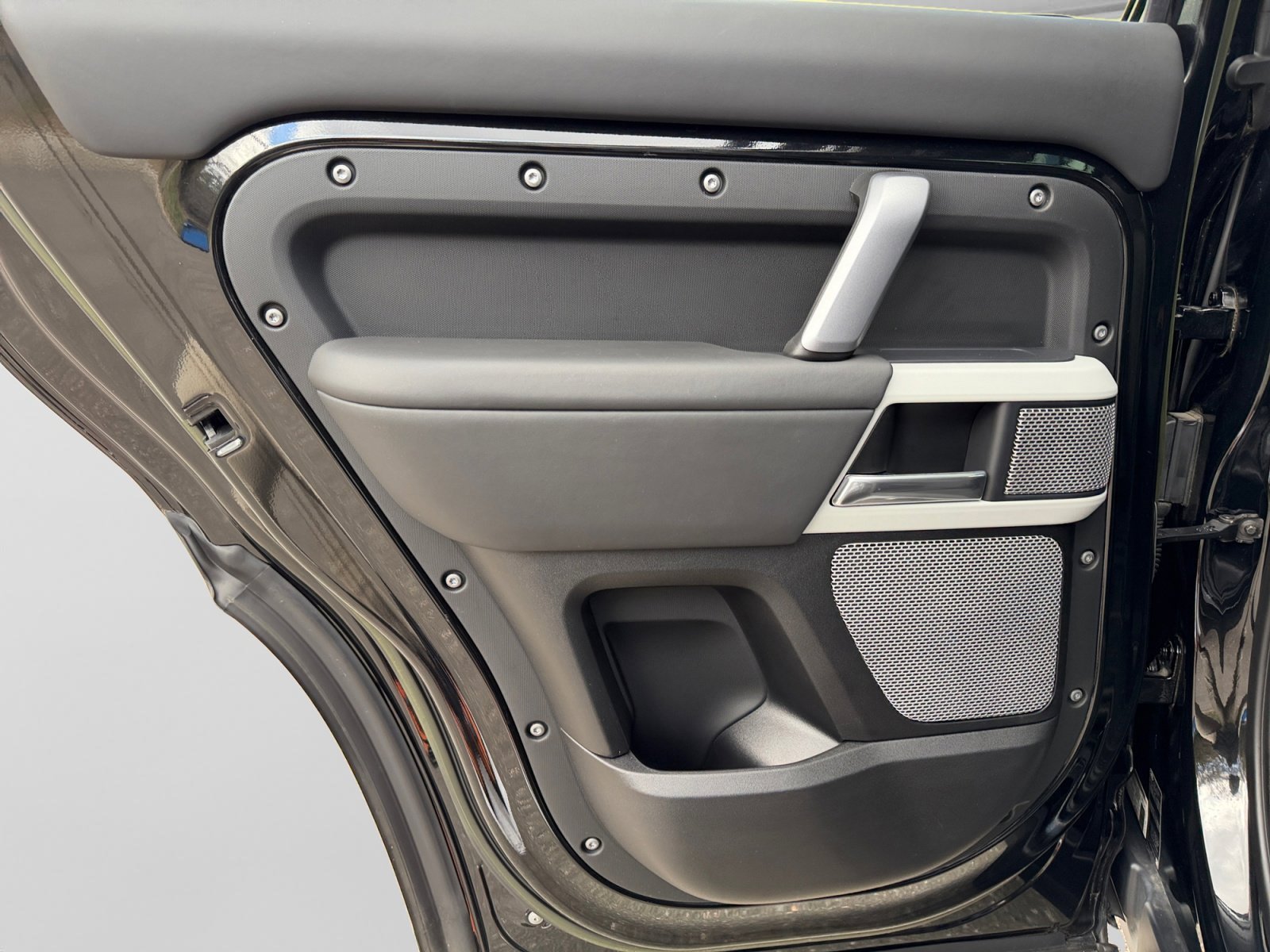 Used 2023 Land Rover Defender 130 X-Dynamic SE image 17