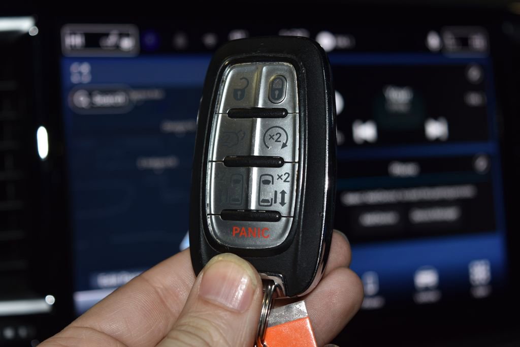 Used 2025 Chrysler Pacifica Limited image 18