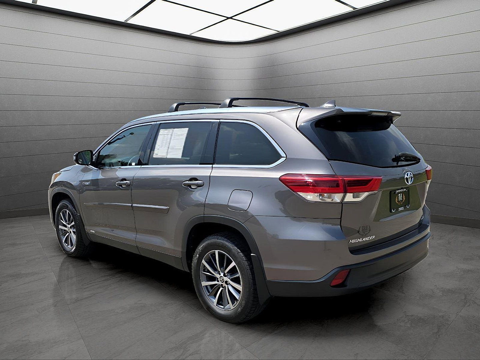Used 2019 Toyota Highlander XLE AWD/4WD image 2