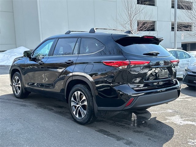Used 2023 Toyota Highlander XLE image 3