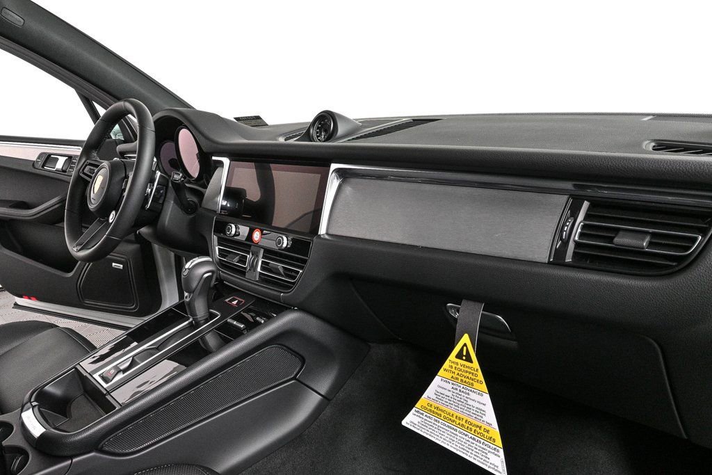 Certified 2026 Porsche Macan AWD/4WD image 25