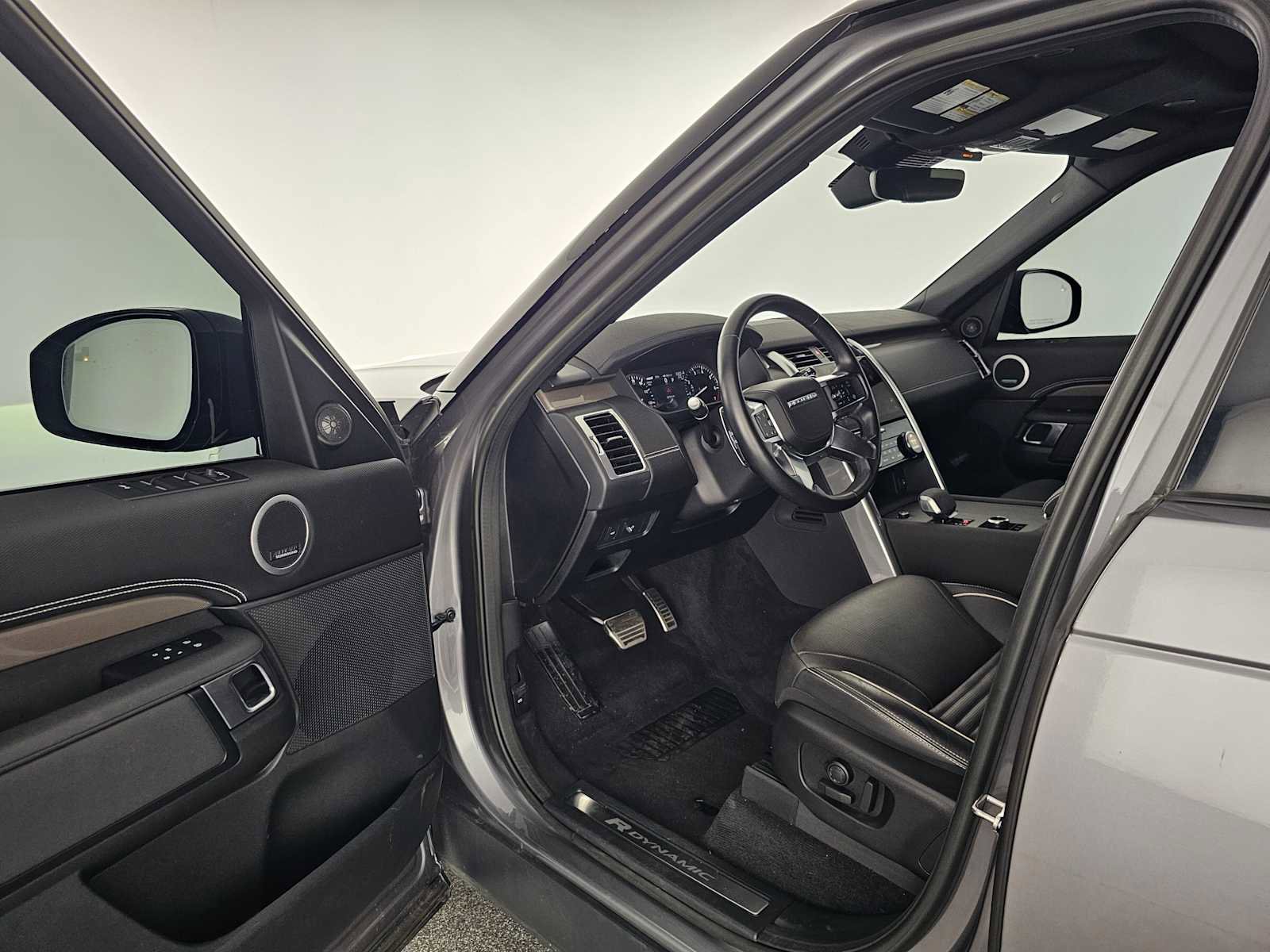 Used 2023 Land Rover Discovery Metropolitan Edition image 19