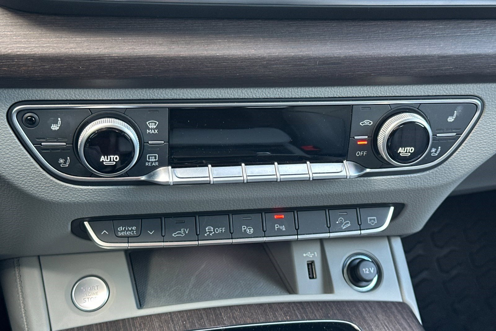 Used 2022 Audi Q5 e Prestige w/ Prestige Package image 26