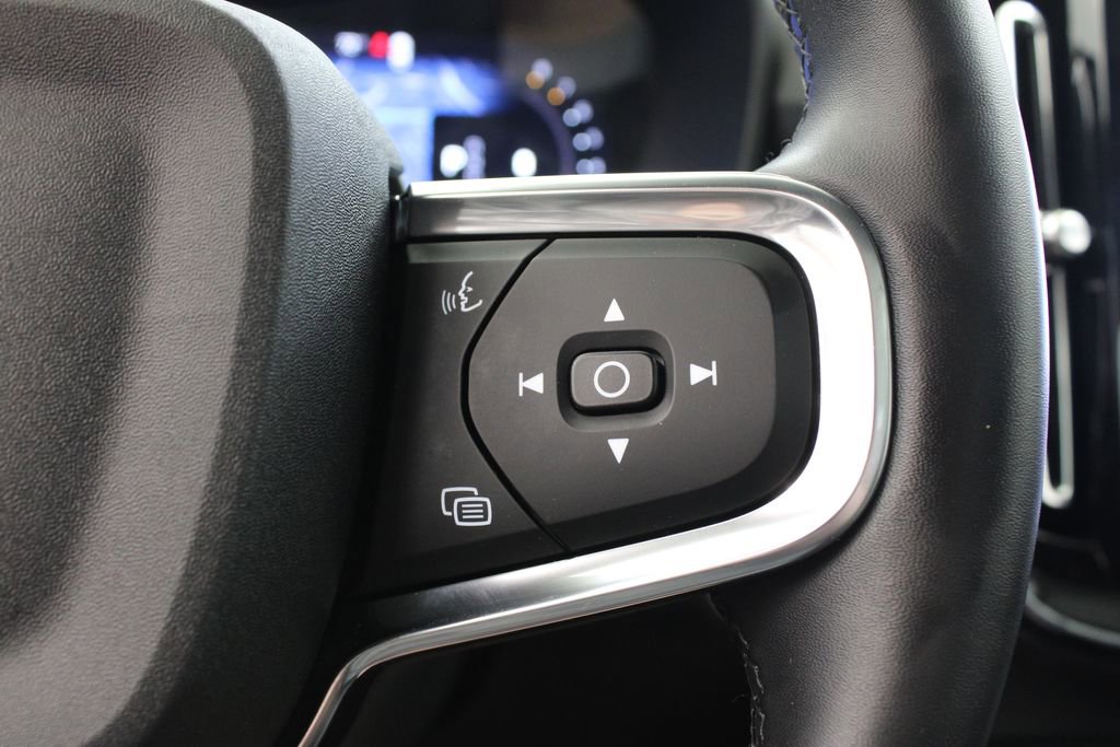Used 2025 Volvo XC40 B5 Core AWD/4WD image 29