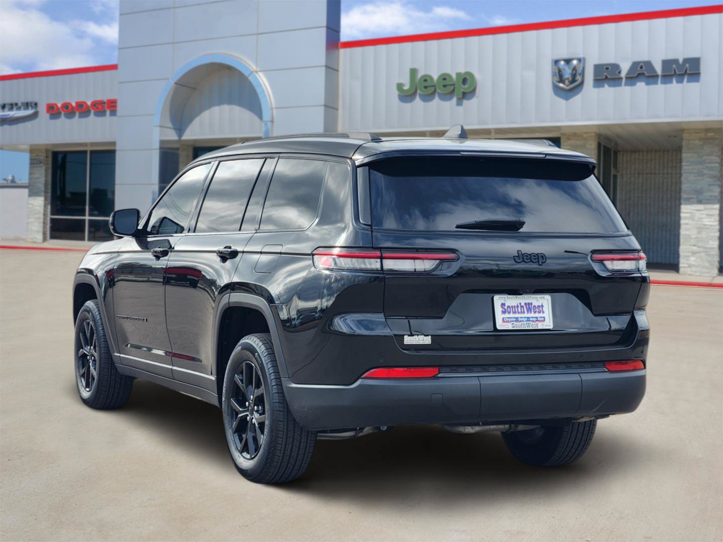 Used 2025 Jeep Grand Cherokee L Altitude RWD image 4