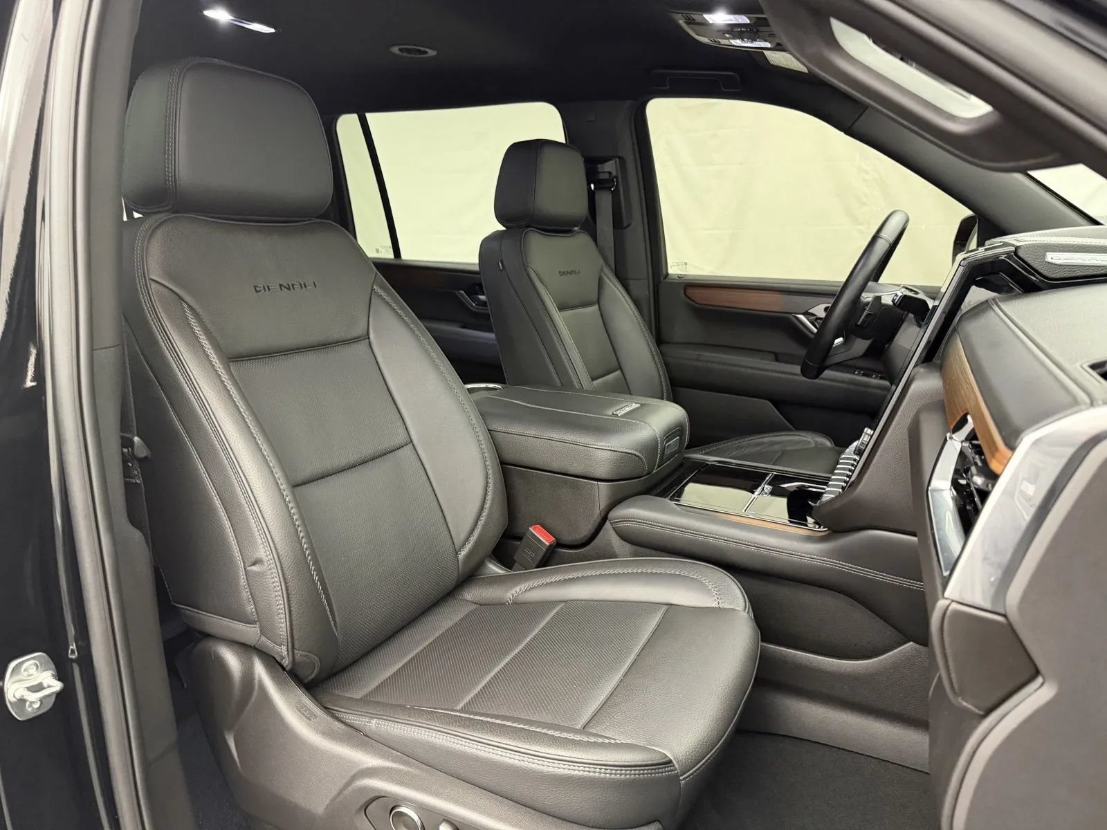 Used 2025 GMC Yukon XL Denali AWD/4WD image 41