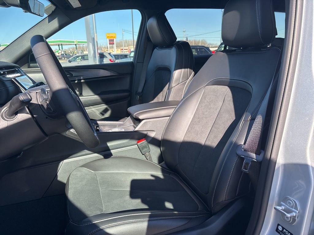 New 2025 Jeep Grand Cherokee L Laredo image 12