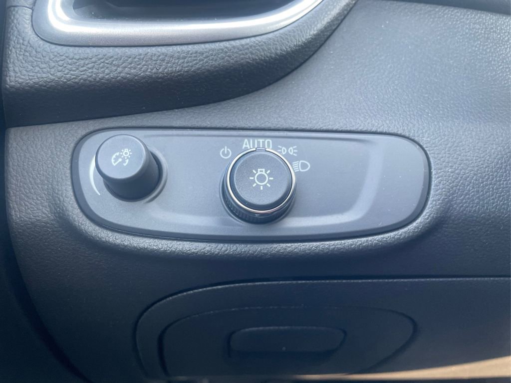 Used 2022 Chevrolet Trax LT w/ LT Convenience Package image 18