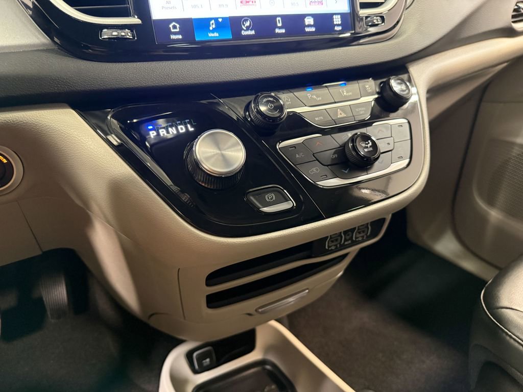 Used 2024 Chrysler Pacifica Touring-L image 13