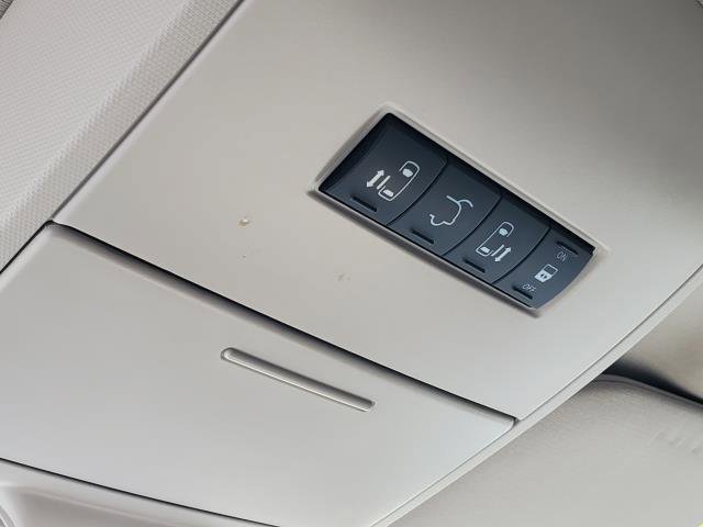 Used 2015 Chrysler Town & Country Touring FWD image 17