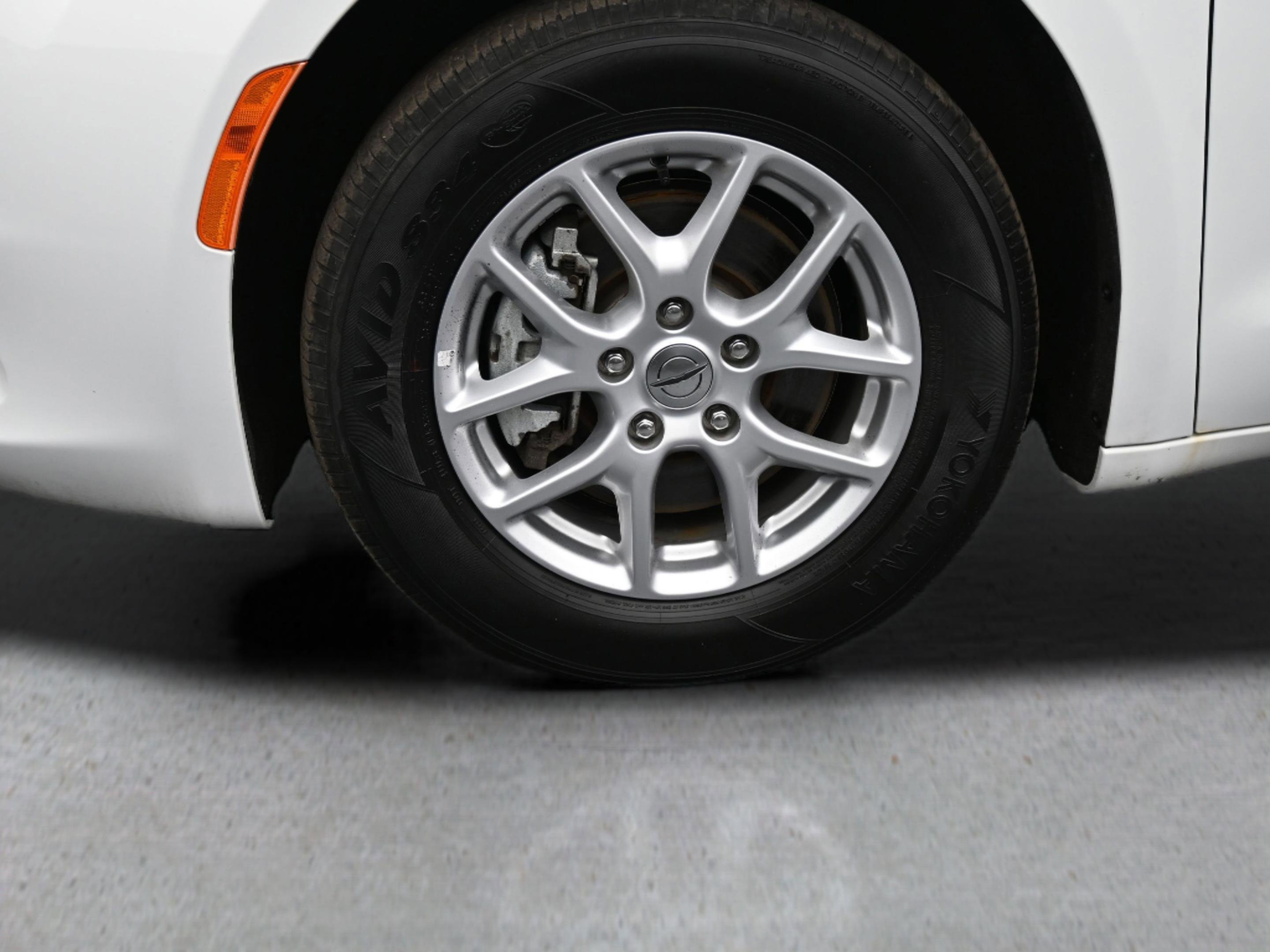 Used 2023 Chrysler Voyager LX image 10