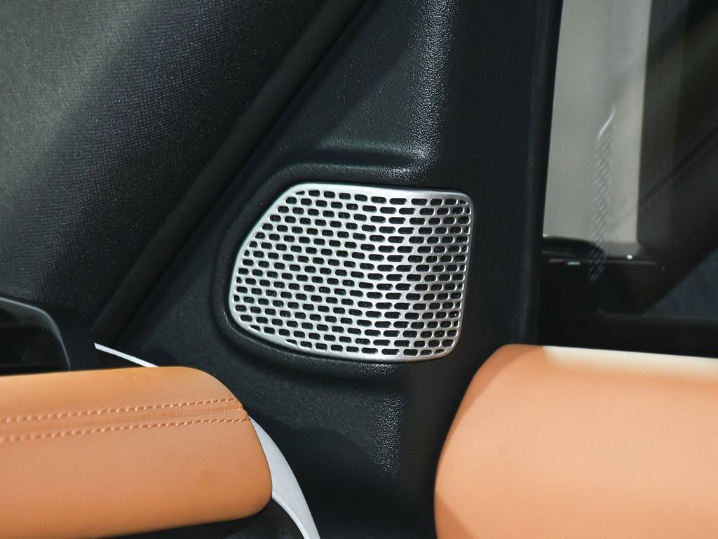 Used 2024 Land Rover Defender 130 X-Dynamic SE image 34
