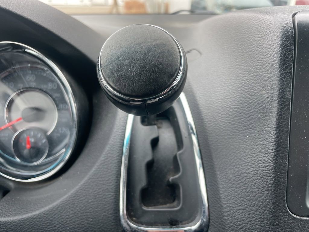 Used 2016 Chrysler Town & Country Touring w/ Driver Convenience Group image 16