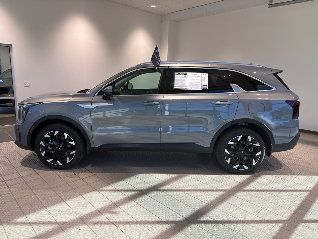Used 2025 Kia Sorento EX w/ Panoramic Sunroof Package image 2