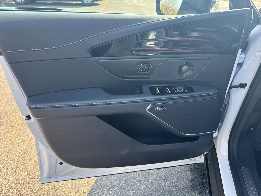 Used 2024 Lincoln Nautilus Reserve w/ Equipment Group 202A image 11