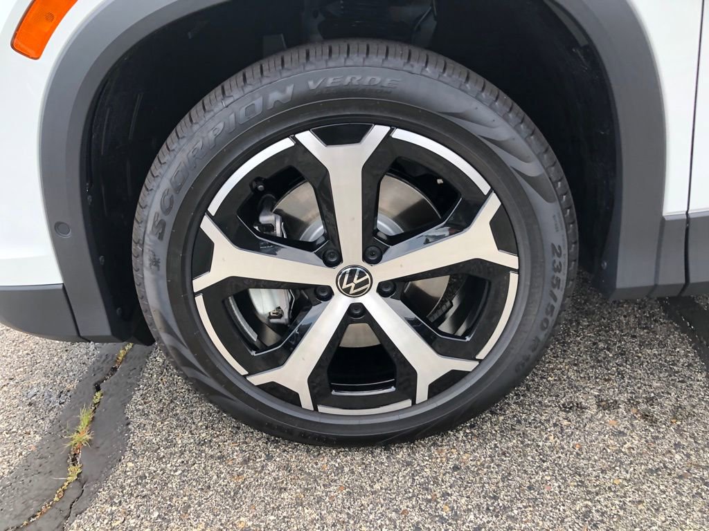 Used 2025 Volkswagen Tiguan SE w/ Panoramic Sunroof Package image 9