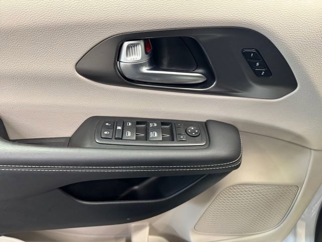 Used 2024 Chrysler Pacifica Touring-L image 26