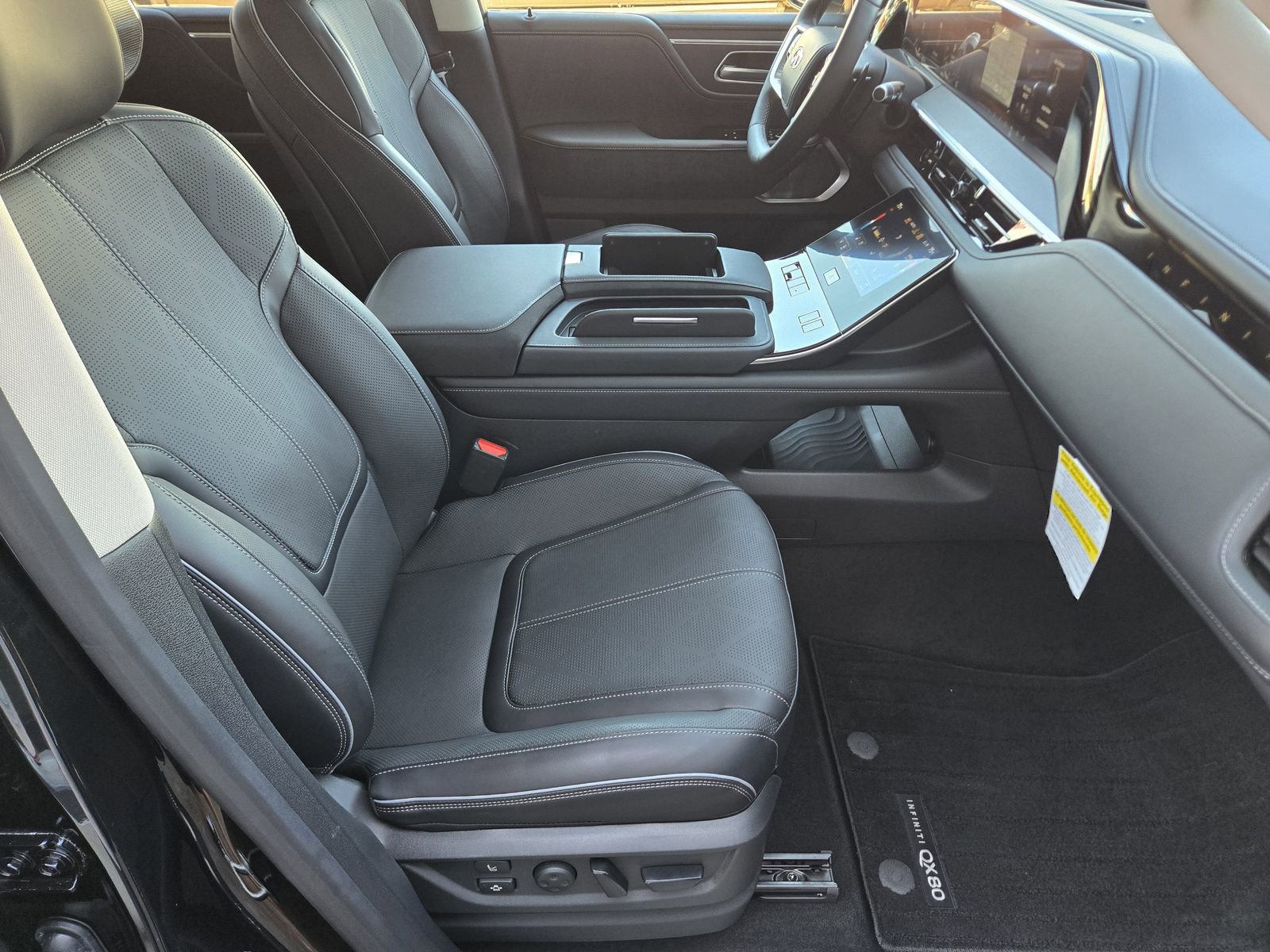 Used 2025 INFINITI QX80 Sensory image 21