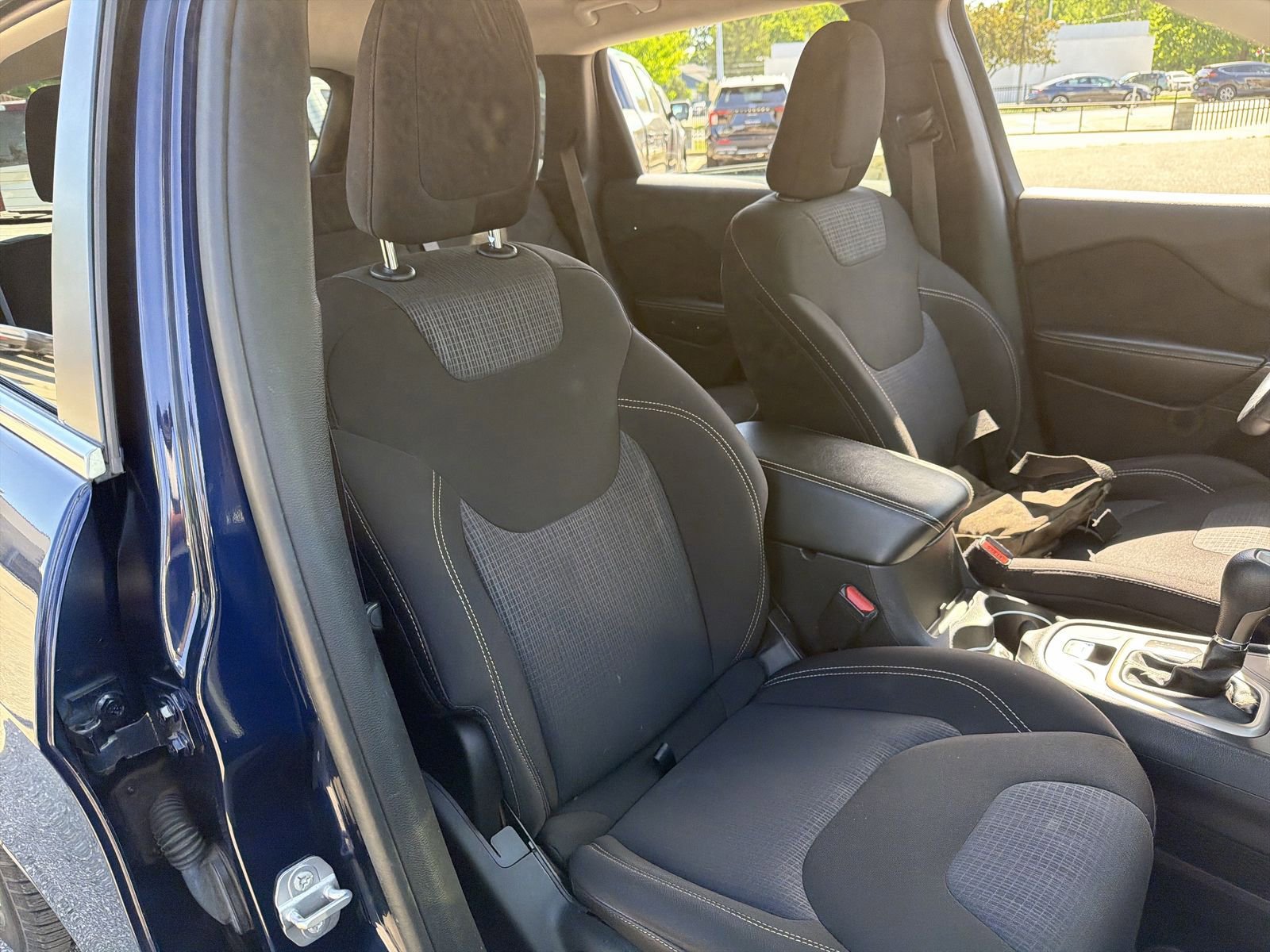 Used 2015 Jeep Cherokee Latitude w/ Comfort/Convenience Group AWD/4WD image 29