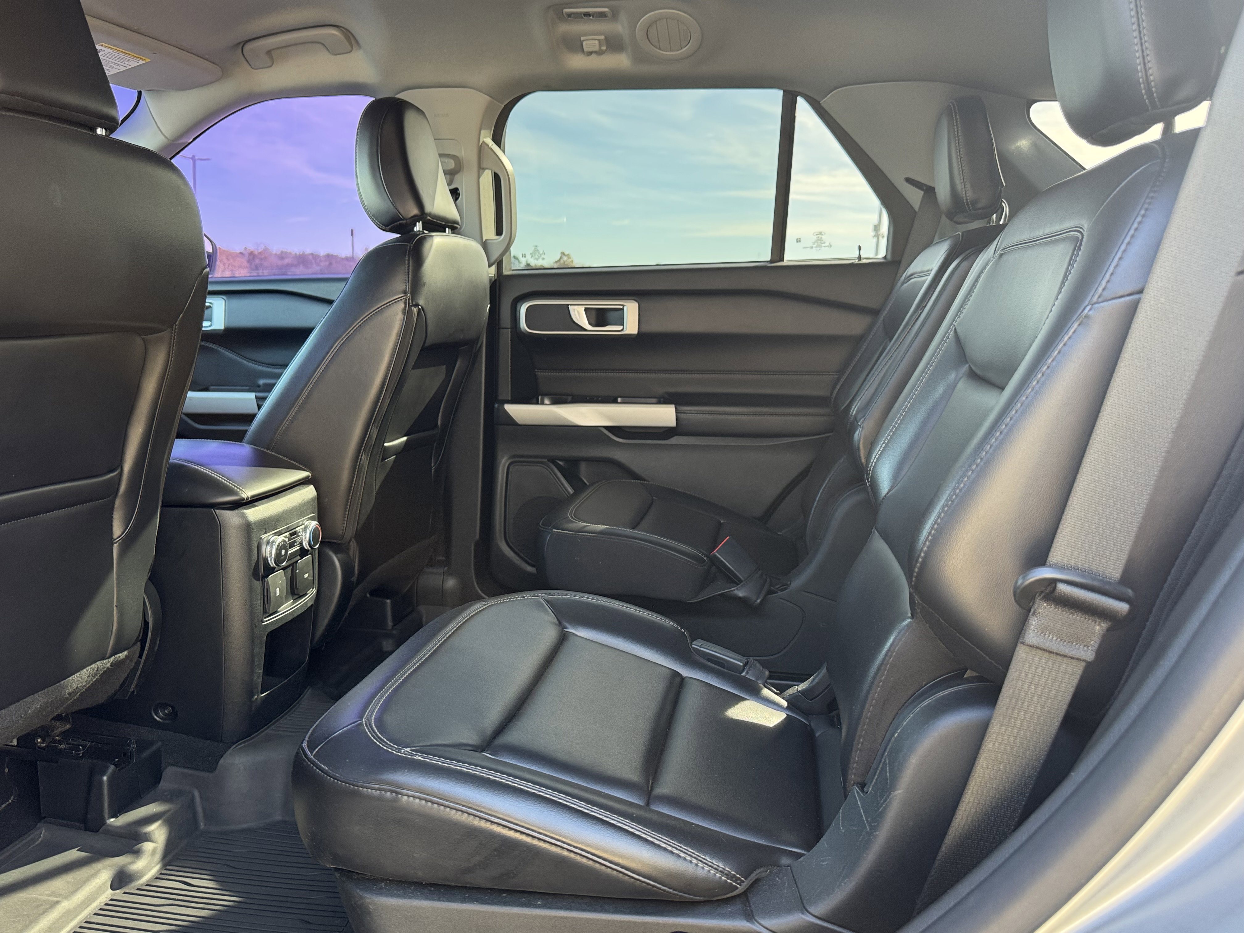 Used 2021 Ford Explorer XLT w/ Equipment Group 202A image 8