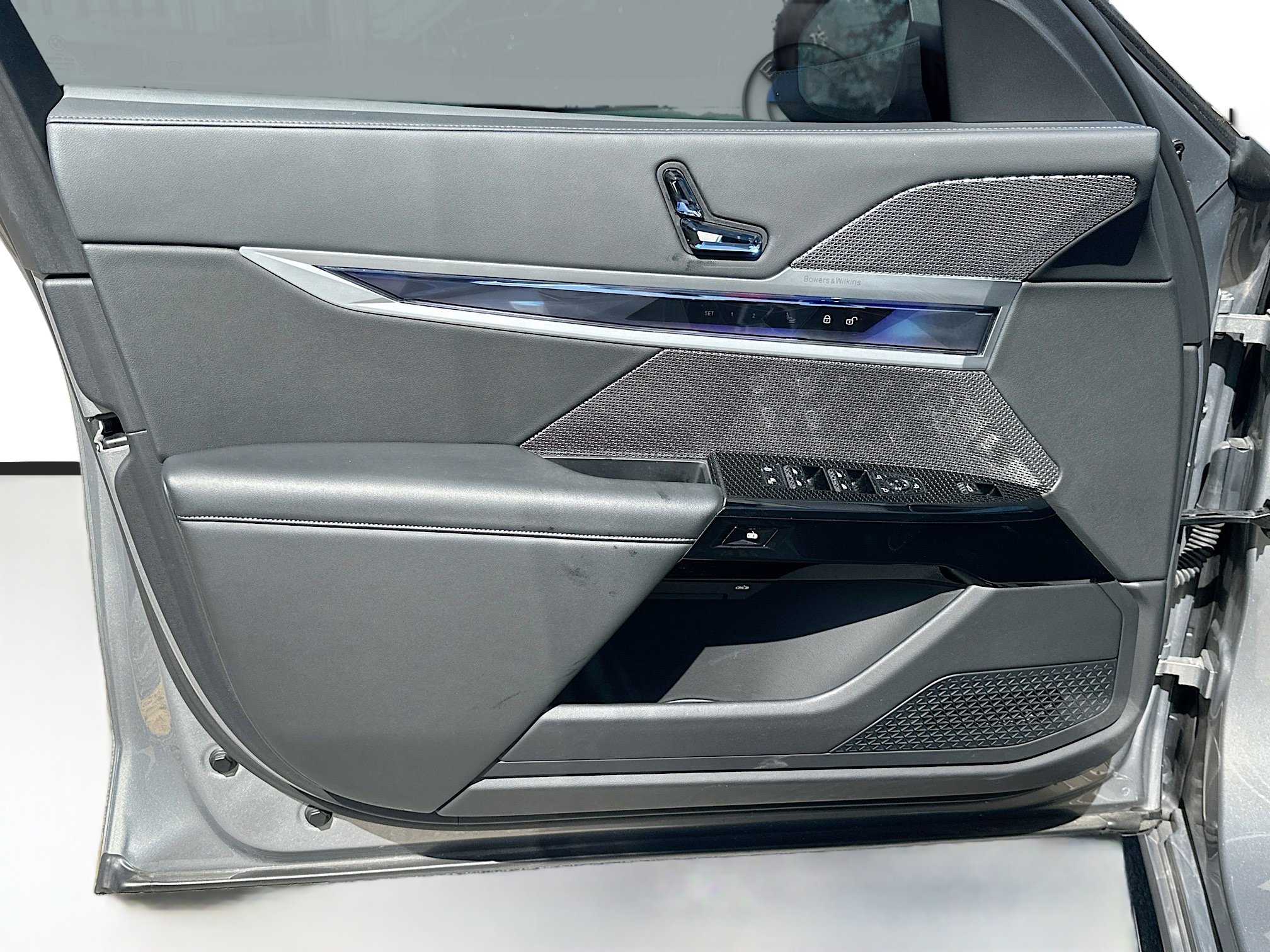 Used 2023 BMW 740i w/ Parking Assistance Package image 22