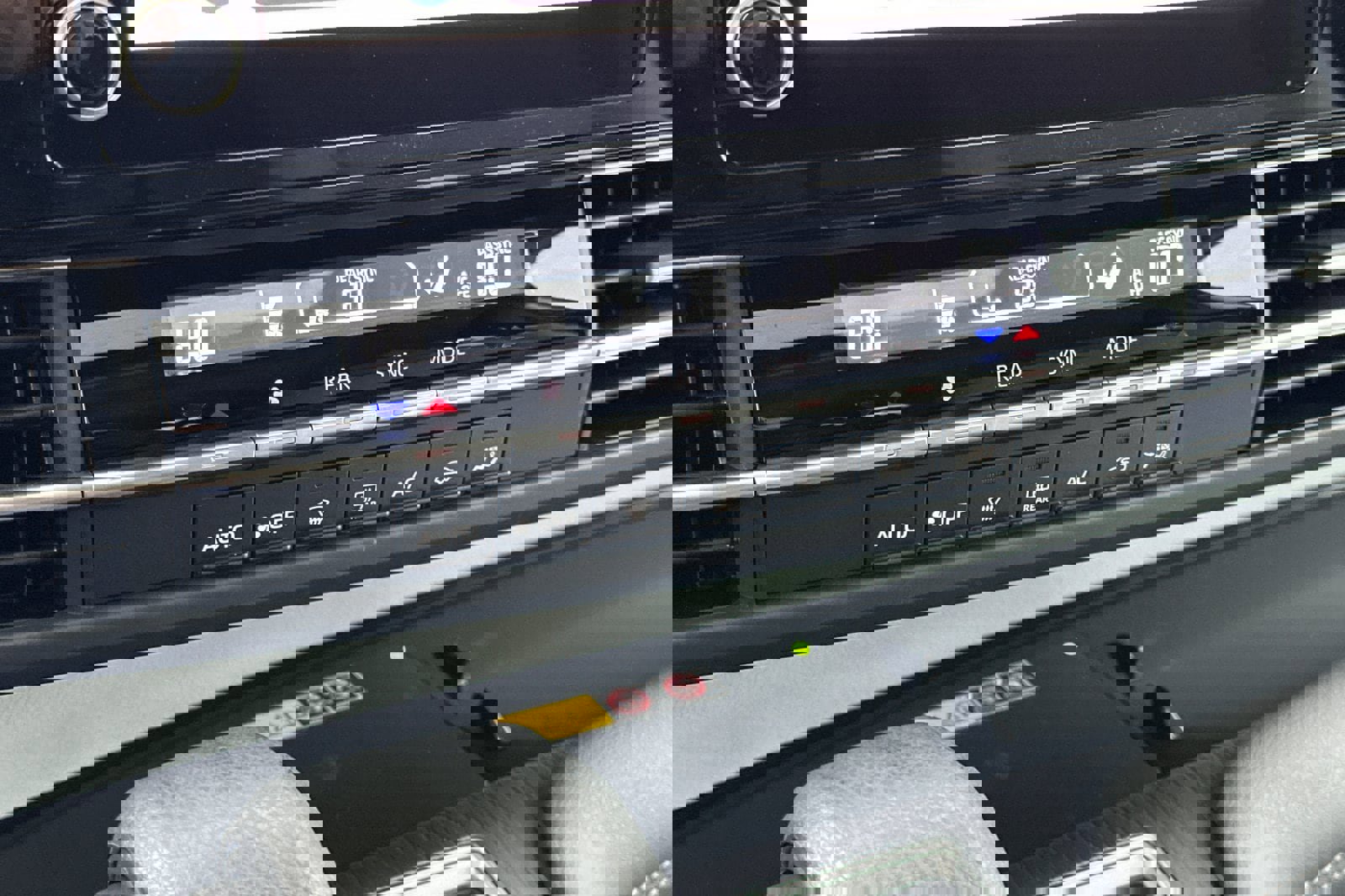 Used 2025 Toyota Sienna LE w/ LE Plus Package image 21