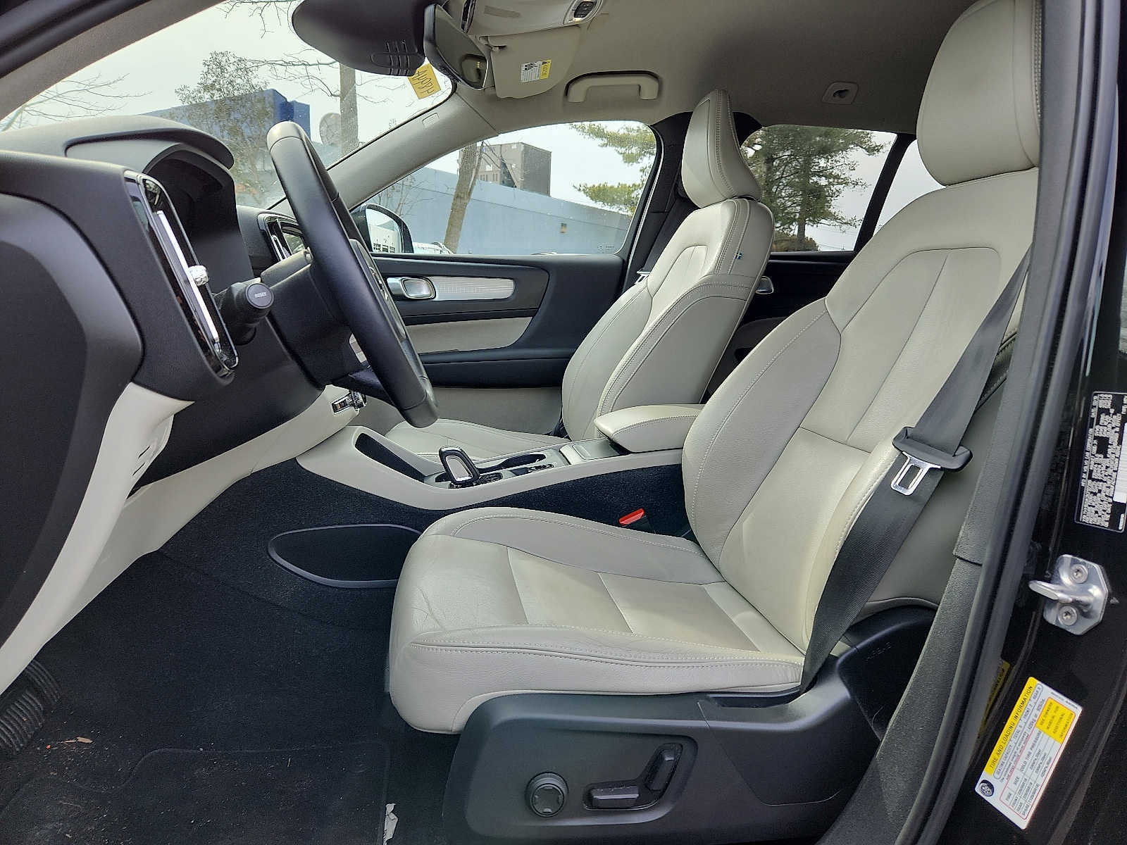 Used 2019 Volvo XC40 T5 Momentum image 13