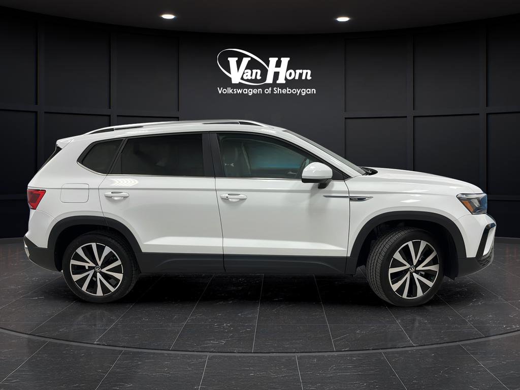 Used 2024 Volkswagen Taos SE image 2