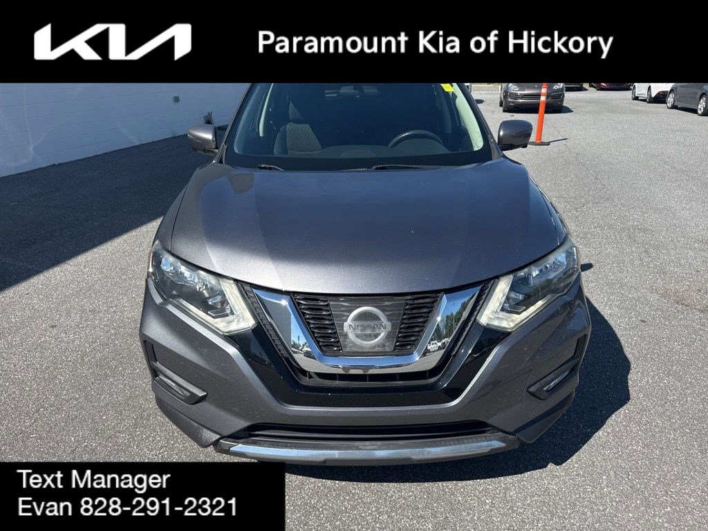 Used 2017 Nissan Rogue SV w/ Sun & Sound Touring Package image 2