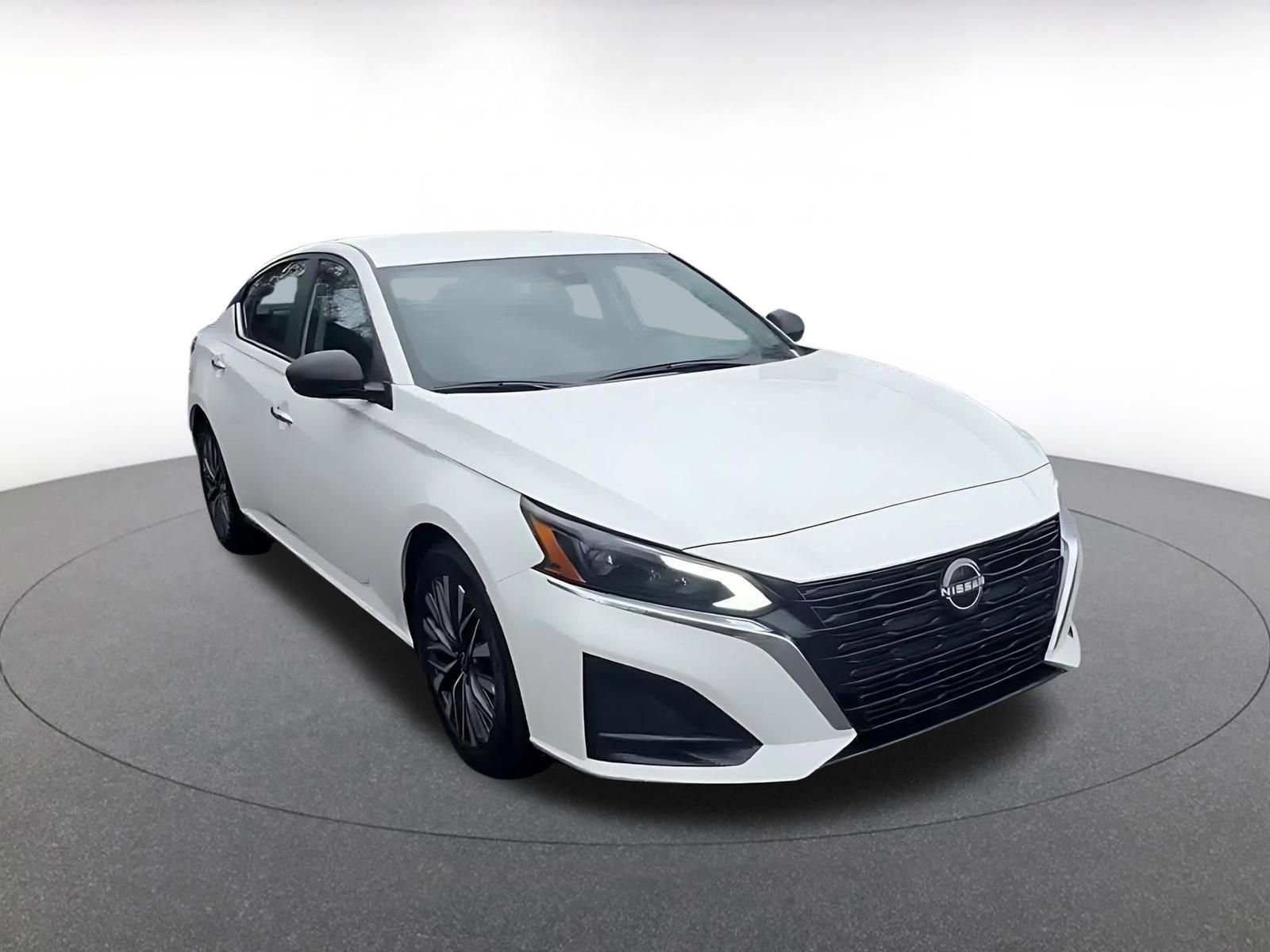 Used 2025 Nissan Altima 2.5 SV image 3